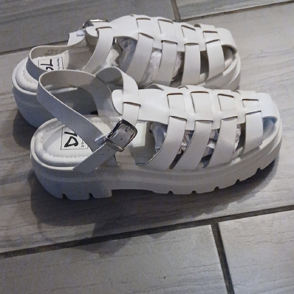 Kids White Sandals - Picture 3 of 10